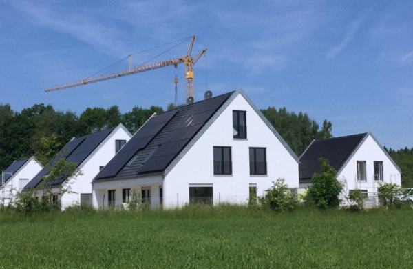 <br />
В Германии построили энергоэффективный посёлок по проекту Effizienzhaus Plus<br />
