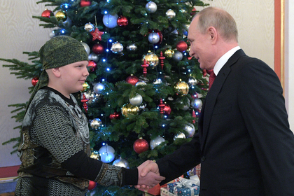 Путин пожал руку больному мальчику