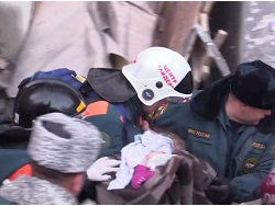 В Магнитогорске под завалами нашли живого младенца
